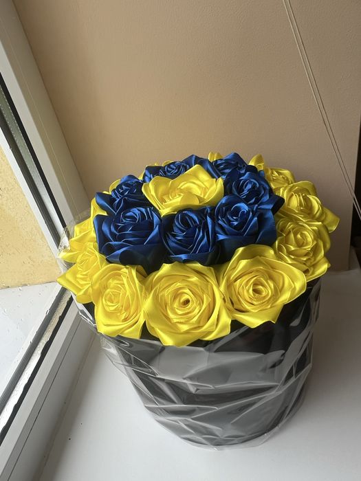 Квіти в коробці з атласних стрічок