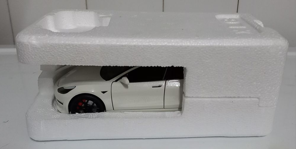Tesla Model 3 Miniatura esc 1/24