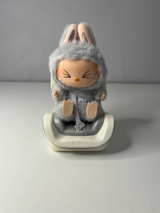 Szary Fotelik dla Labubu 17 cm – Mini Krzesełko Dekoracyjne do Figurek