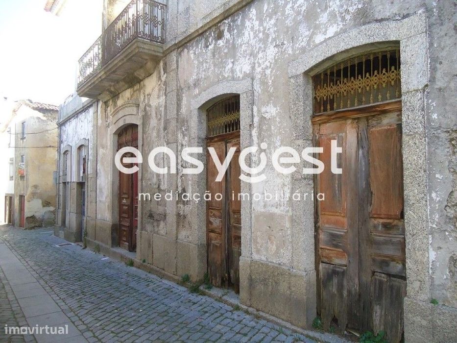 Moradia T5 em pedra de traços históricos na vila do Teixoso