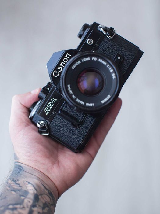 Canon AE-1 (Preta) + FD 50mm f/1.8 (Analógica 35mm) - Totalmente Funcional - Estado OK