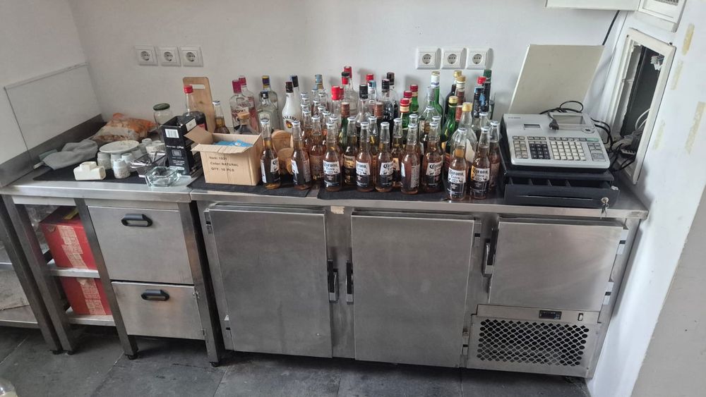 Recheio de bar com pouca utilização