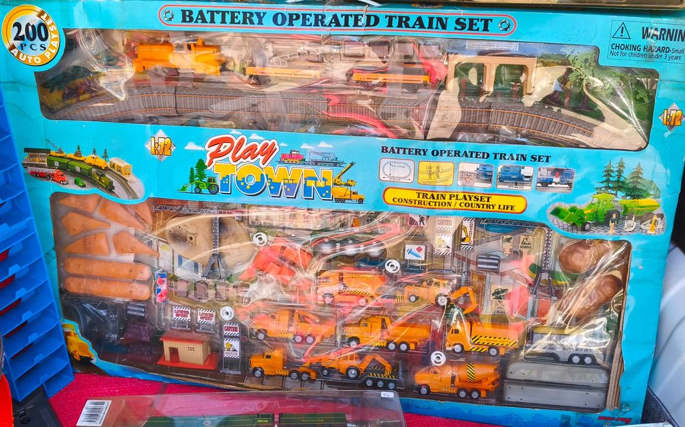 New Ray Play Town pista de comboio a pilhas com um cenário temático de construção e vida no campo 200 peças