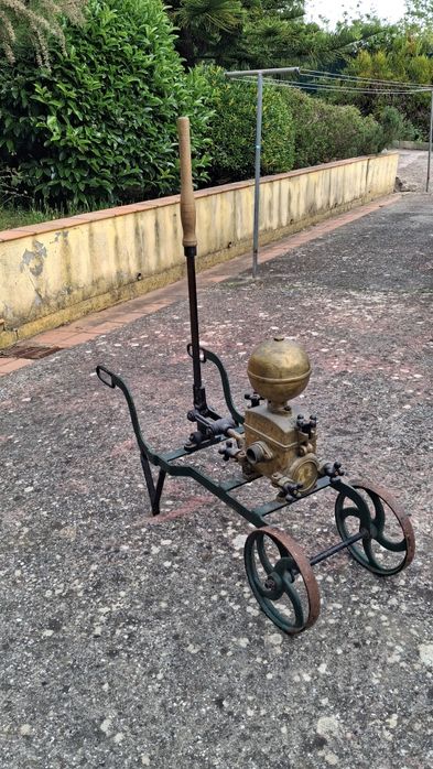Bomba de água antiga em cobre
