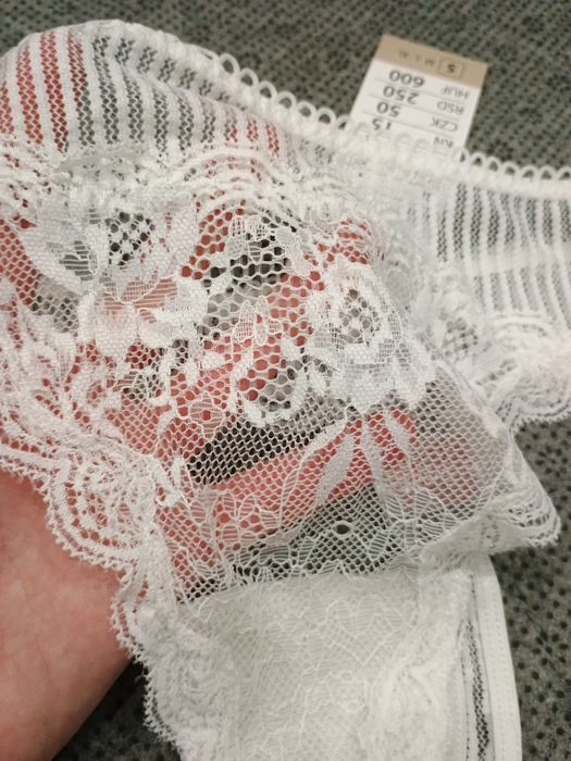 Biała bielizna, stringi