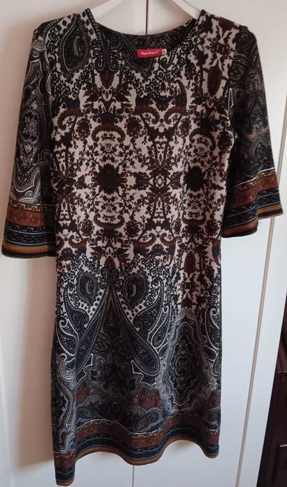 Vestido padrão ornamental em tons castanhos, azuis e beges