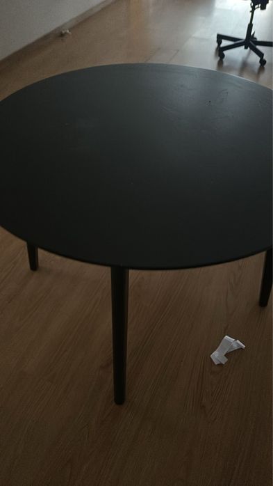 Mesa redonda preta de jantar
