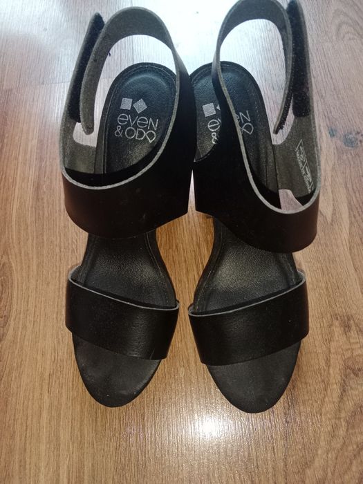 Sandały na koturnie