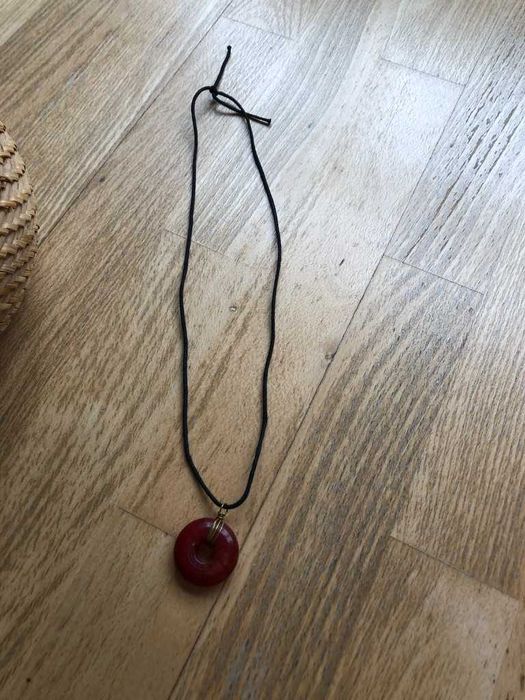 colar preto e vermelho