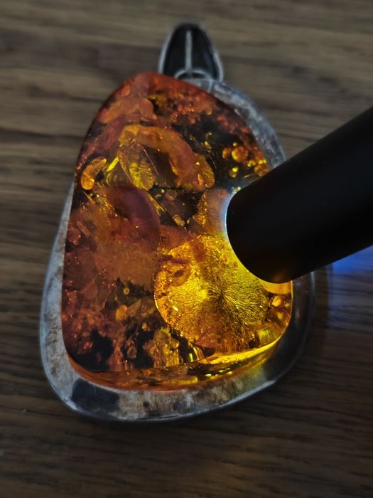 Srebrny wisior z bursztynem bałtyckim 172 gramy.