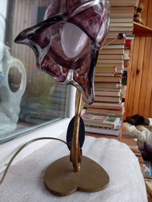 Настільна лампа в стилі квітки