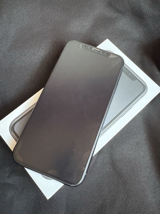 iPhone XR com caixa e cabo