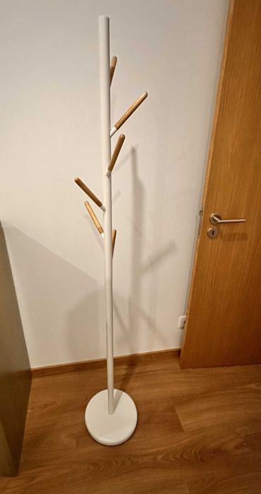 cabide branco e com madeira