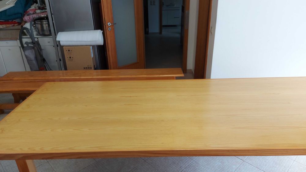 Mesa Grande e Bancos em Madeira - capacidade de 12 a 14 pessoas