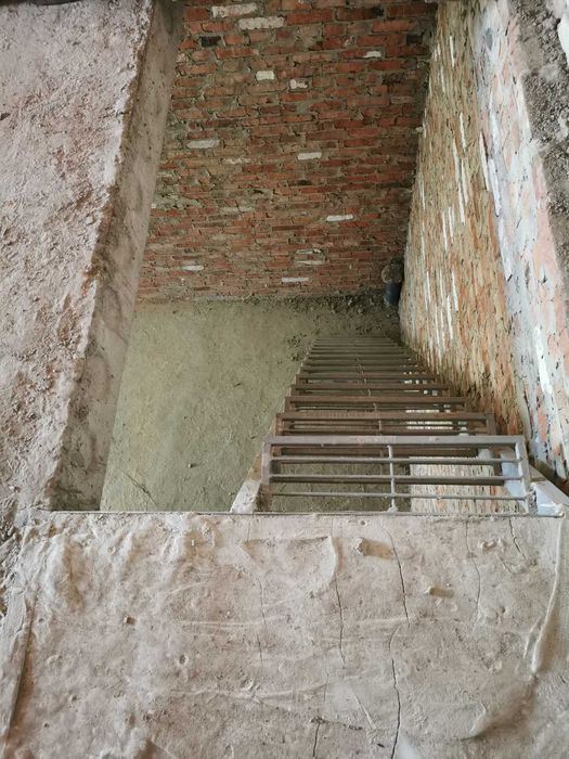 Новий  2-х поверховий гараж на Героїв Крут,  власність оформлена.