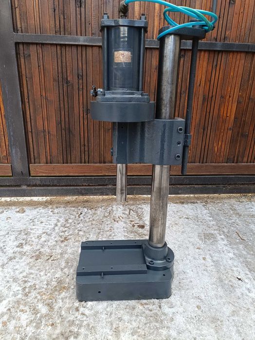 prasa pneumatyczna wykrojnik numerator znacznk wytłaczarka tokarka