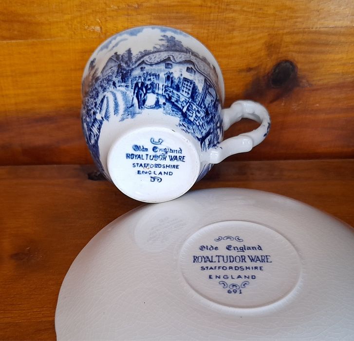 Conjunto chávena e pires Royal Tudor Ware