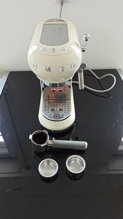 Máquina Café Smeg bege manipulo