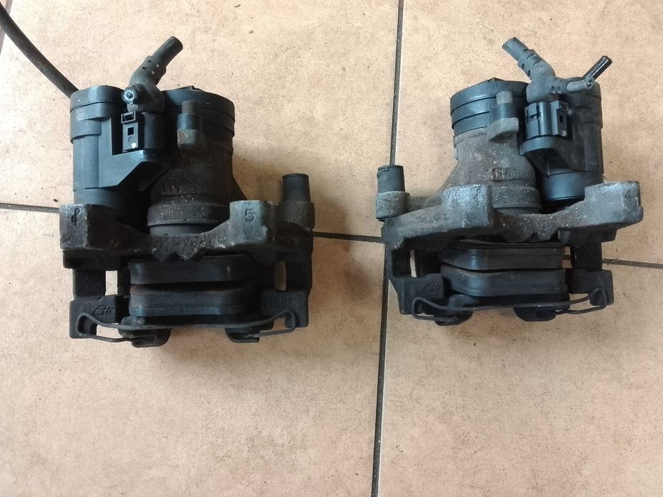VW PASSAT B8 SKODA SUPER B zacisk hamulcowy prawy lewy tył