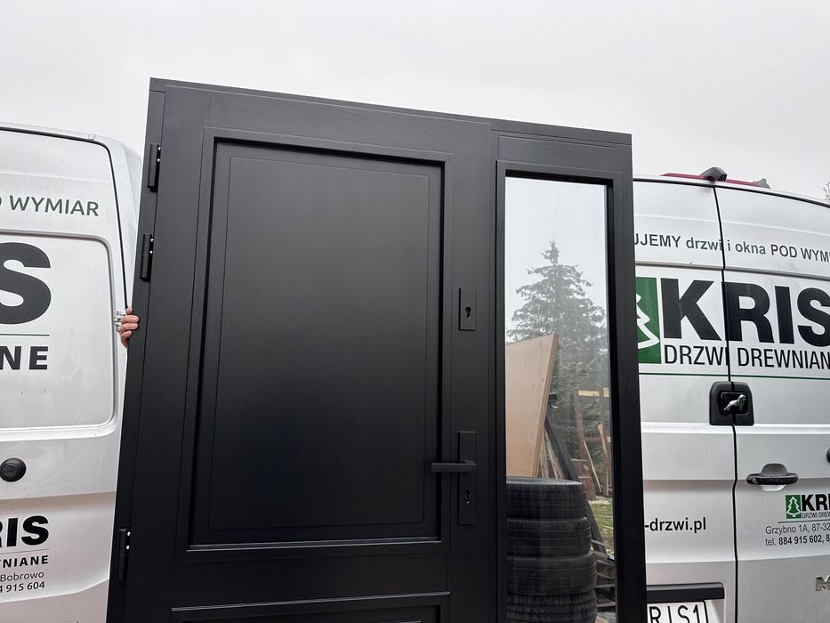 Drzwi zewnętrzne drewniane z doświetlem czarne Na wymiar Montaz Polska