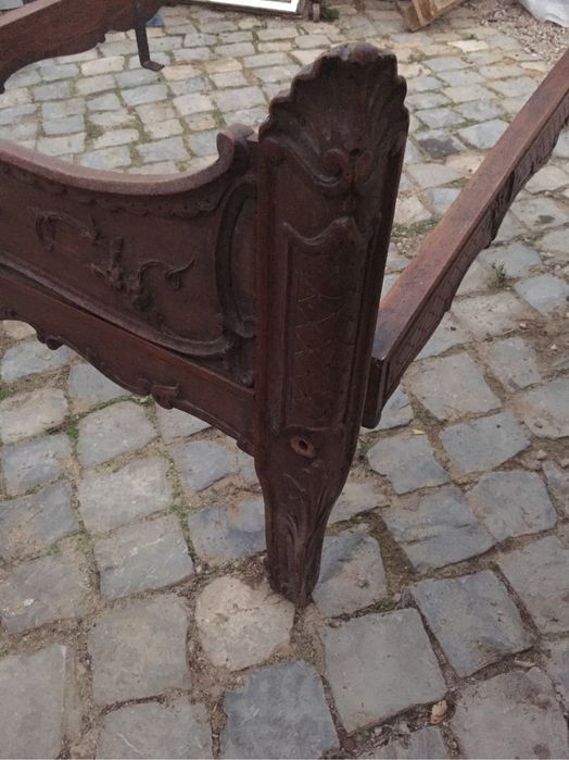 Cama antiga em madeira