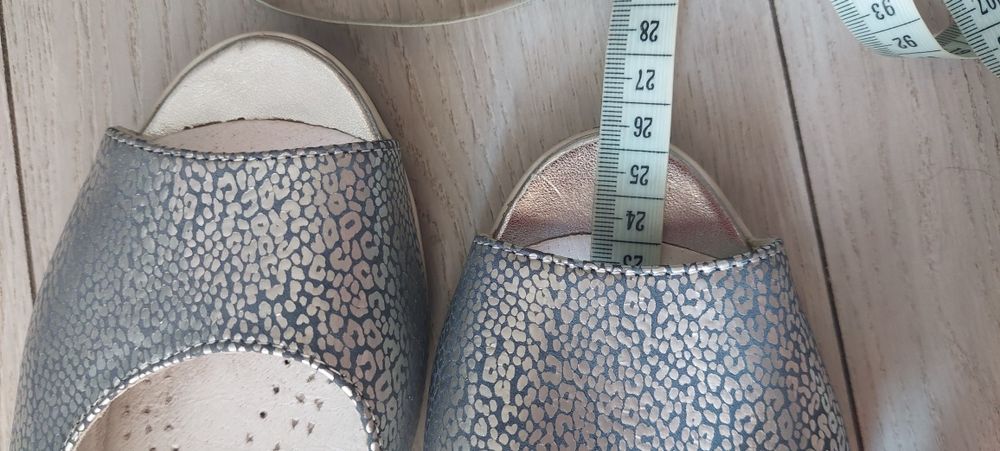 Skórzane baleriny / sandały peep toe  RAVINI rozm. 39 – wygodne, srebrne  śliczne buty