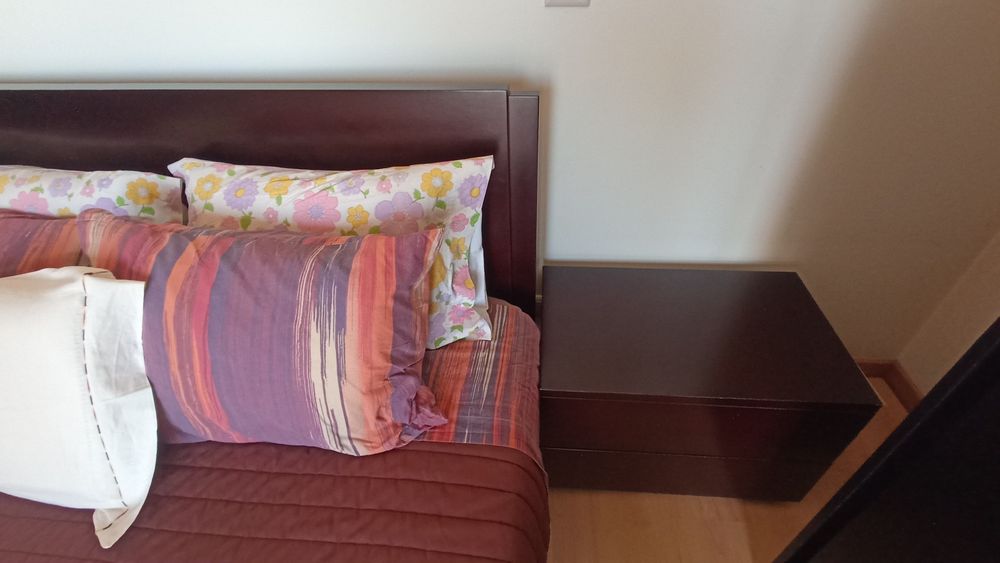 Mobília de Quarto Completa (Cama, Roupeiro, Camiseiro e Mesas)