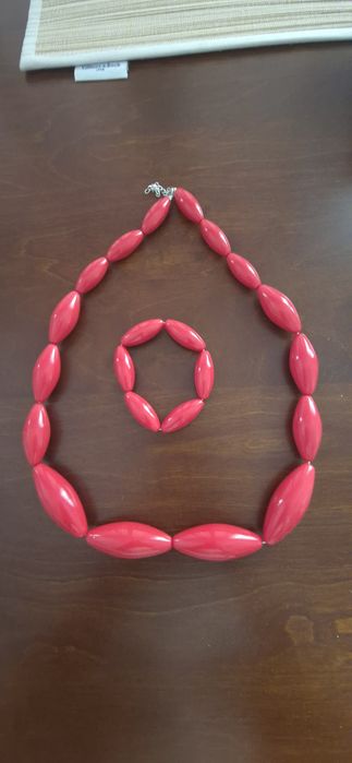 Sprzedam czerwone korale razem z bransoletką