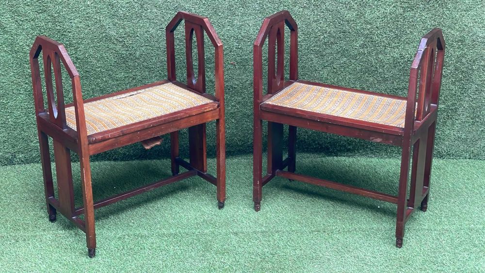 Bancos ou banquetas de braços antigos, altura 75 X 60X35 cm