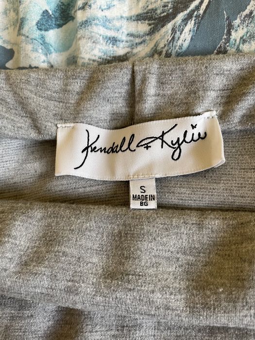 Szara sukienka z wycięciem na plecach Kendall+Kylie