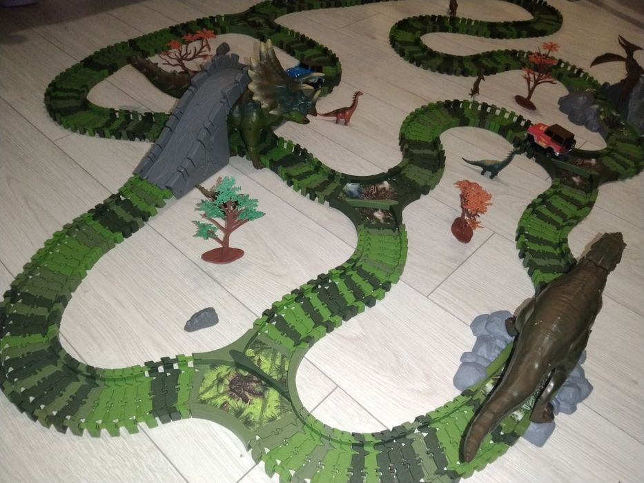 Tor samochodowy Dino mundi 3w1 tyranozaur, triceratops i pterozaur