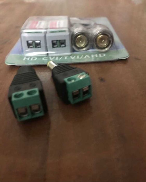 Комплект підключення відеокамери: балун-ресівер та конектори живлення