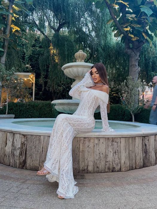 Довга  гіпюрова сукня з відкритими плечима, плаття по фігурі з гіпюру