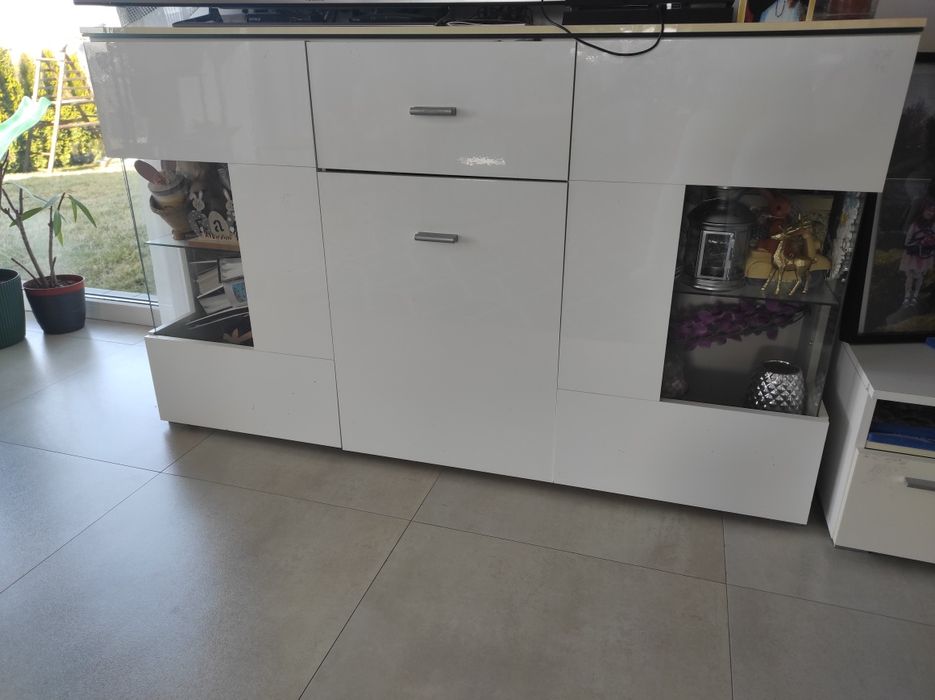 Meblościanka biała wysoki połysk witryna komoda RTV półki