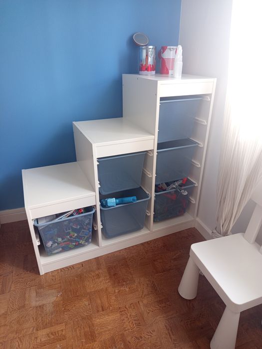 Móvel IKEA com cestos metálicos azuis TROFAST
