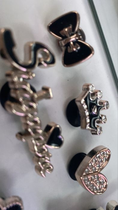 Zestaw nowych przypinek do Crocsów i broszek