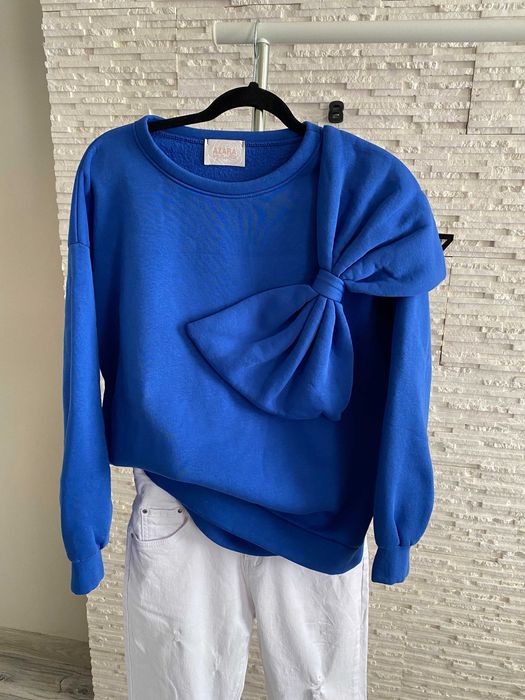 Azara mięsista bluza z dużą kokardą 3D chabrowa