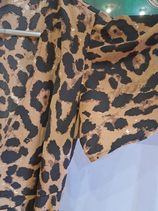 Sukienka wiązana w pasie