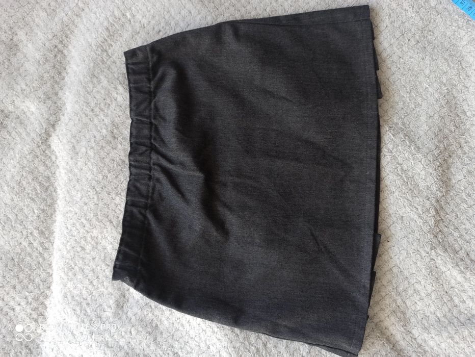 Plisowana szarą spodniczka