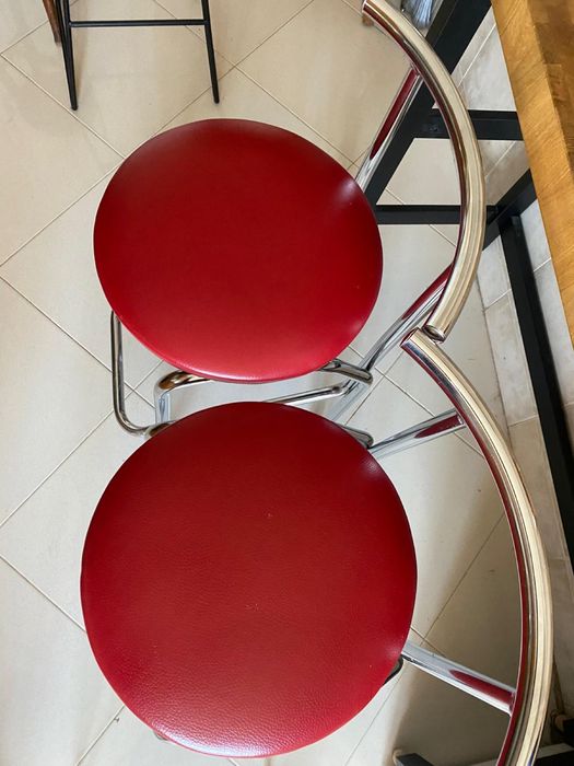 Bancos altos assentos em pele