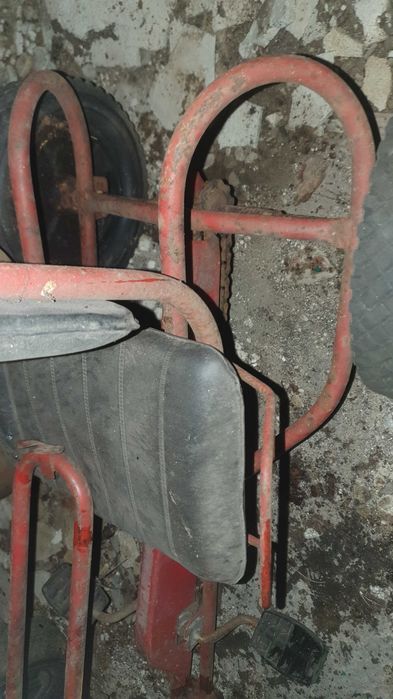 Samochód rowerek na pedały dziecięcy PRL metalowy czerwony gokart