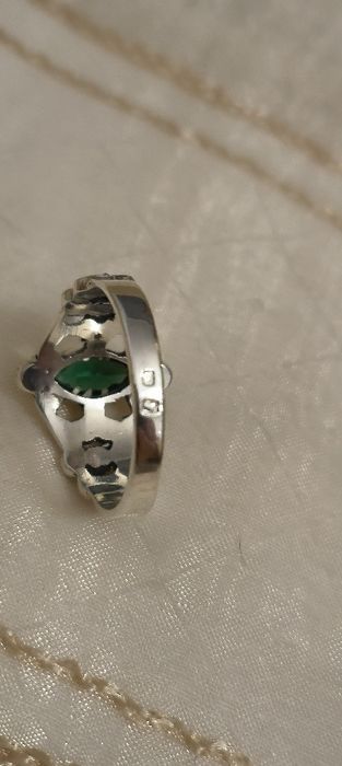 Anel antigo em prata com marcassitas e pedra verde