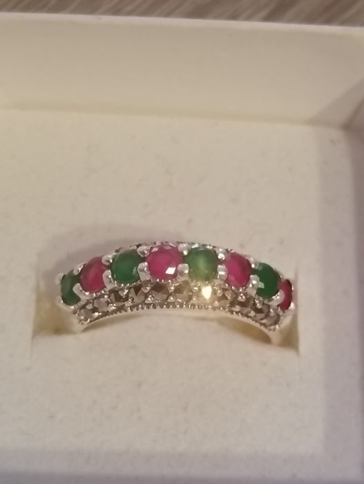 Pierścionek srebrny z rubinem i szmatagdem