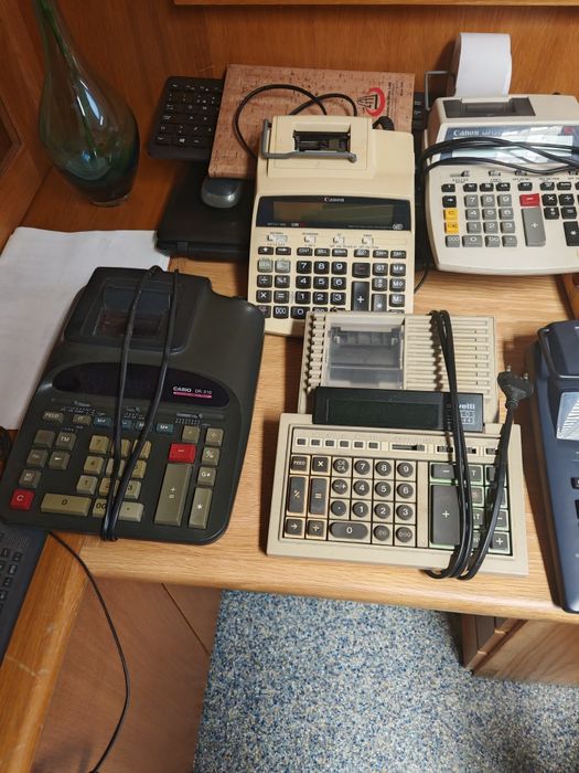 Telemóveis, telefones e calculadoras antigas