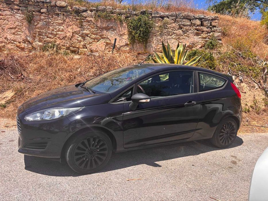 Ford Fiesta - Procuras um carro simples, prático e muito económico?