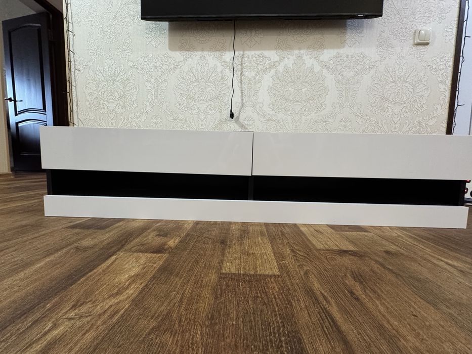 Тумба  под  ТВ  универсальная