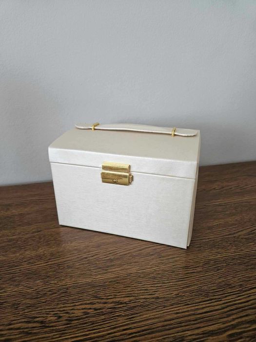 Kuferek na biżuterię organizer szkatułka na kolczyki jasny biżuteria