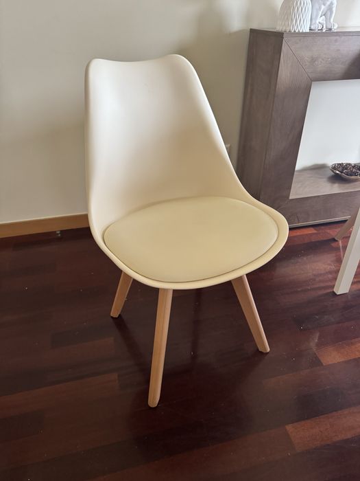 Mesa redonda + 4 cadeiras