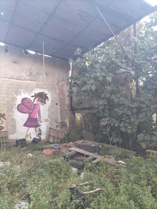 Terreno com 1.800 m² e construção para recuperar – Terrugem, Sintra