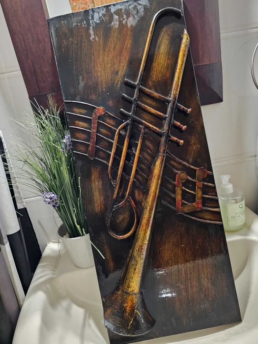 Decoração em metal com relevo